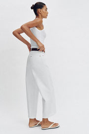 Jean à jambe large court taille haute avec ceinture