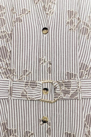 Robe brodée à sequins avec ceinture